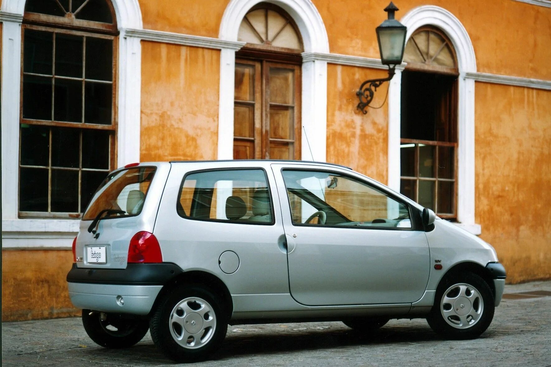 Рено твинго фото Okatý diblík slaví třicítku. Renault Twingo lámal rekordy a tvůrcům hrozilo vyhy