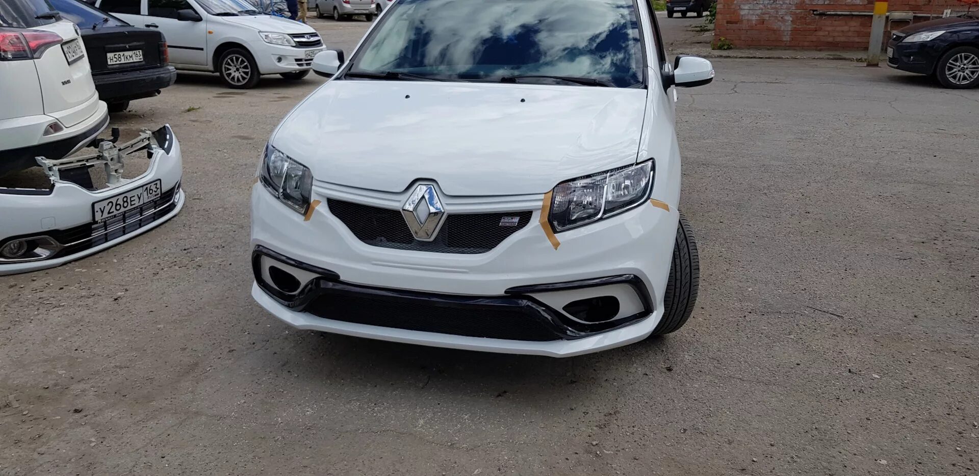 Рено тюнинг бампера Примерка бампера FT на машине - Renault Logan (2G), 1,6 л, 2015 года стайлинг DR