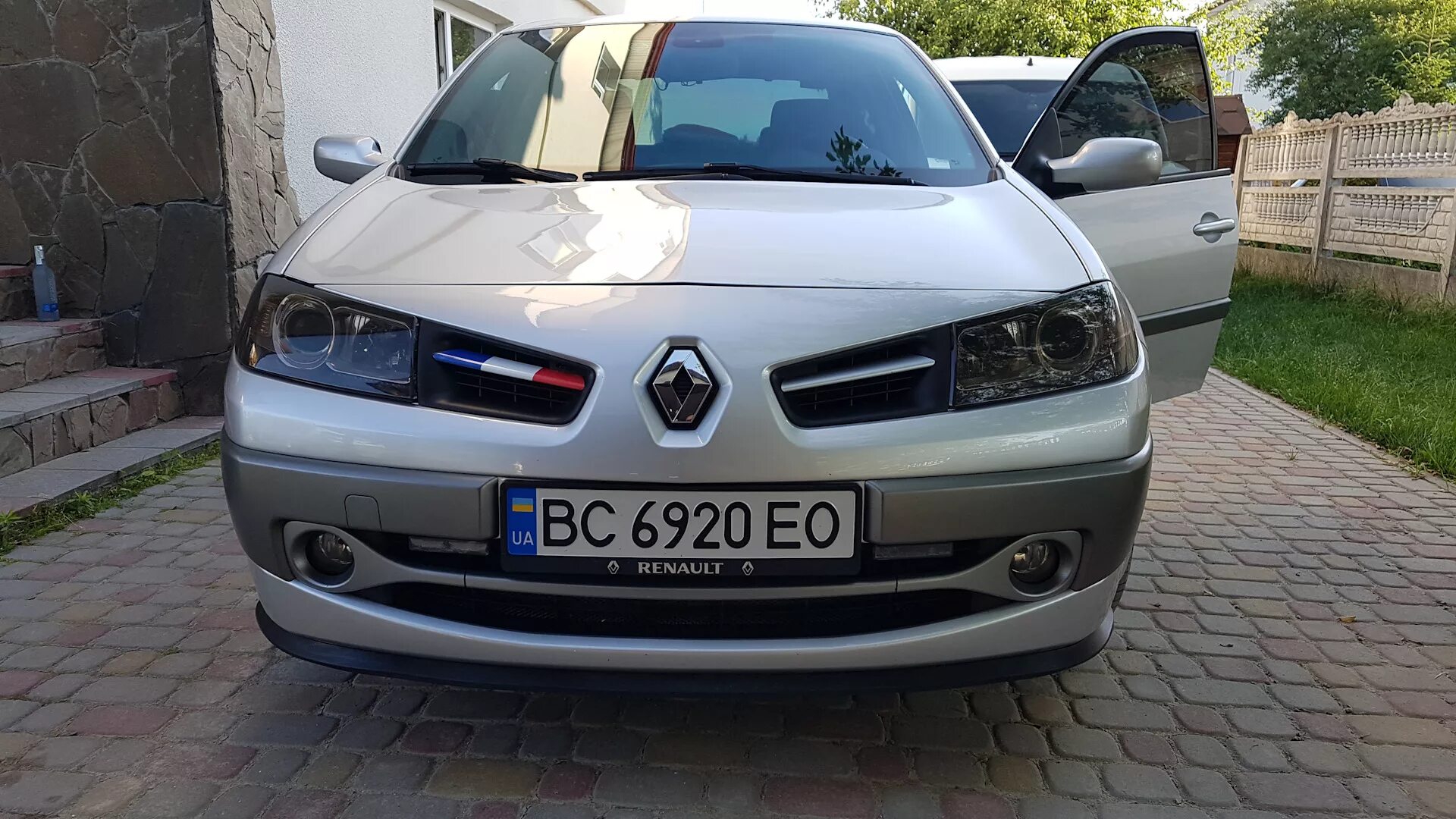 Рено тюнинг бампера Универсальная резиновая губа на бампер - Renault Megane II, 1,6 л, 2006 года тюн