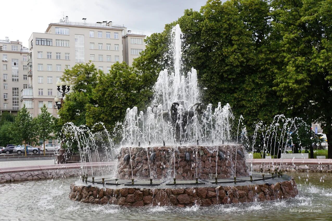 Репинский сквер москва болотная набережная фото Фонтан Репинский (1948 год) Репинский сквер (Москва) Фотопланета