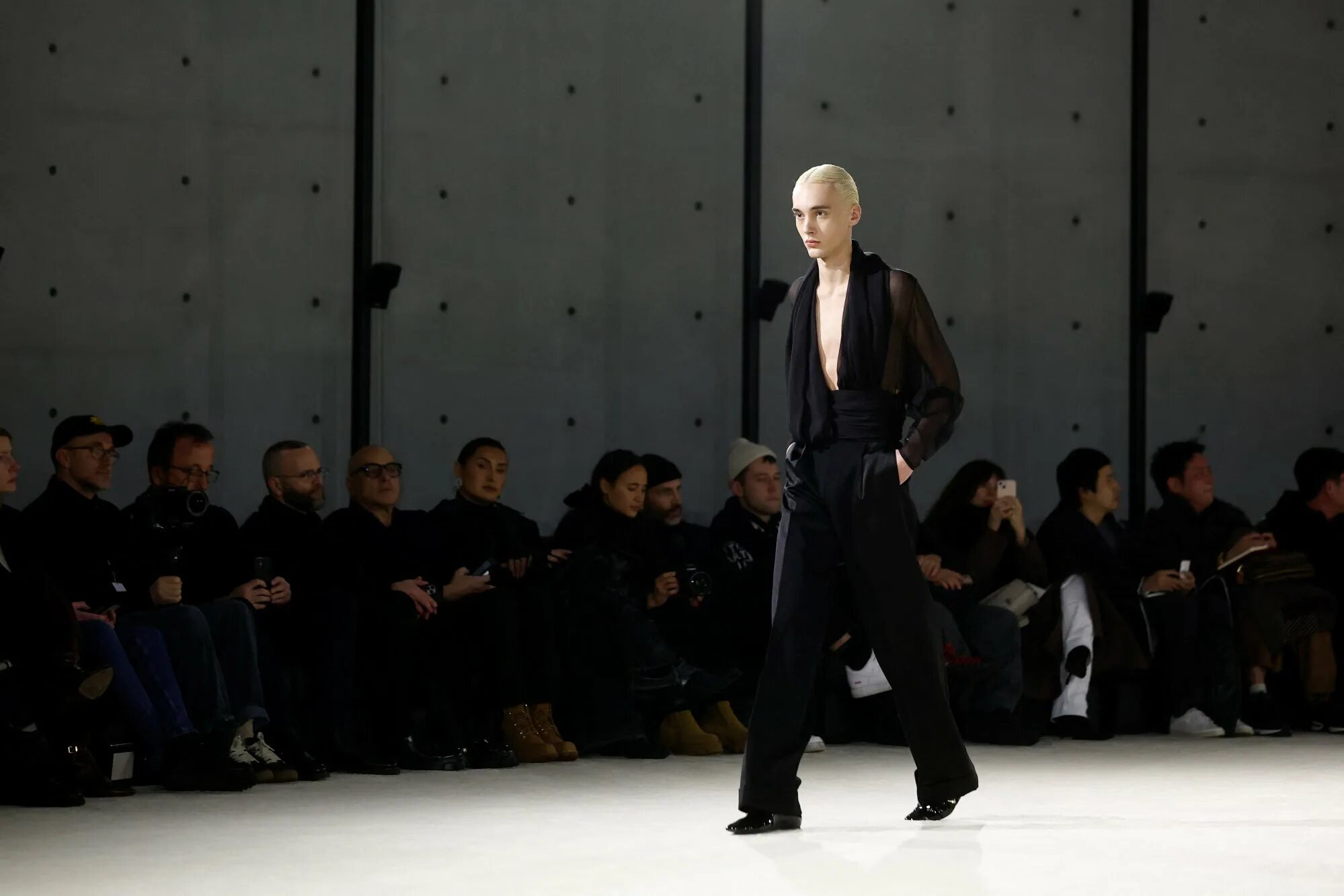 Репортаж с недели мужской моды в париже Paris Fashion Week 2023: Saint Laurent opened with designer Anthony Vaccarello’s