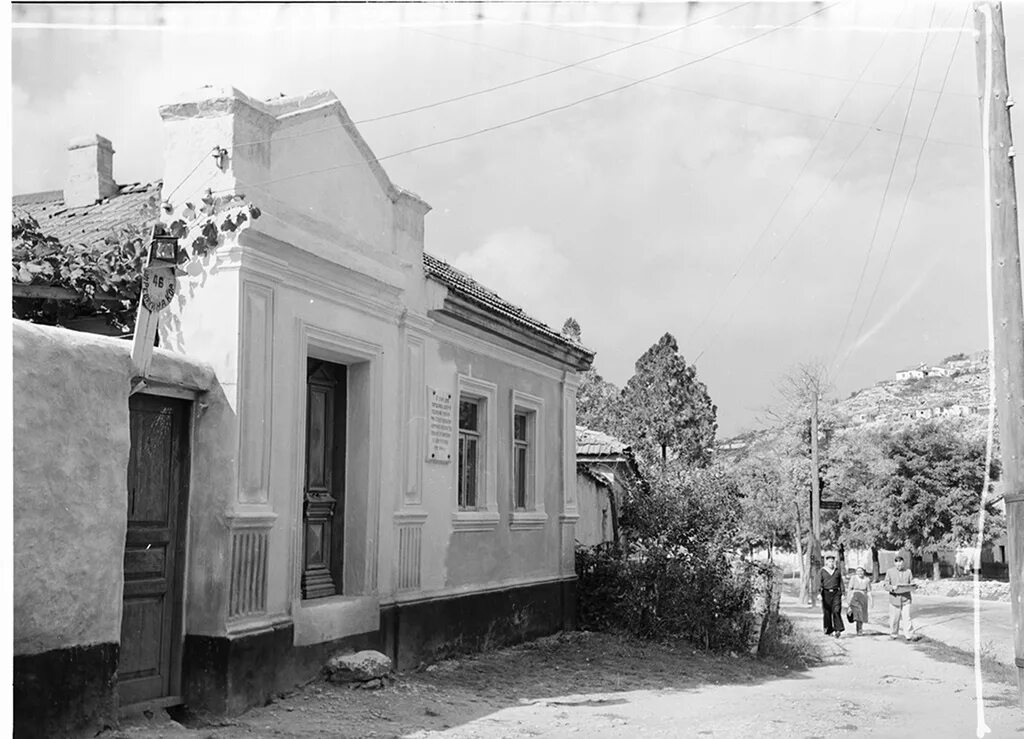 Ревякина фото поселок Фото "Дом, где в дни оккупации 1942-1944 годов находилась "Коммунистическая подп