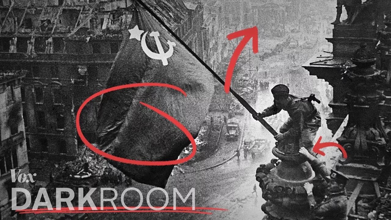 Рейхстаг флаг победы фото Why the Soviets doctored this iconic photo - YouTube