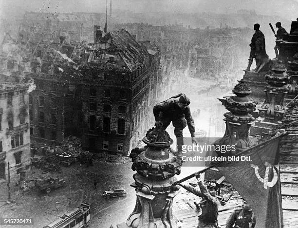 Рейхстаг фото 1945 знамя победы 8,291 Ww2 Berlin Stock Photos, High-Res Pictures, and Images - Getty Images