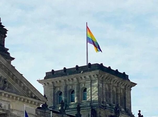 Рейхстаг фото с флагом The LGBT flag was raised over the Reichstag. In 1945, Germany surrendered to Mos