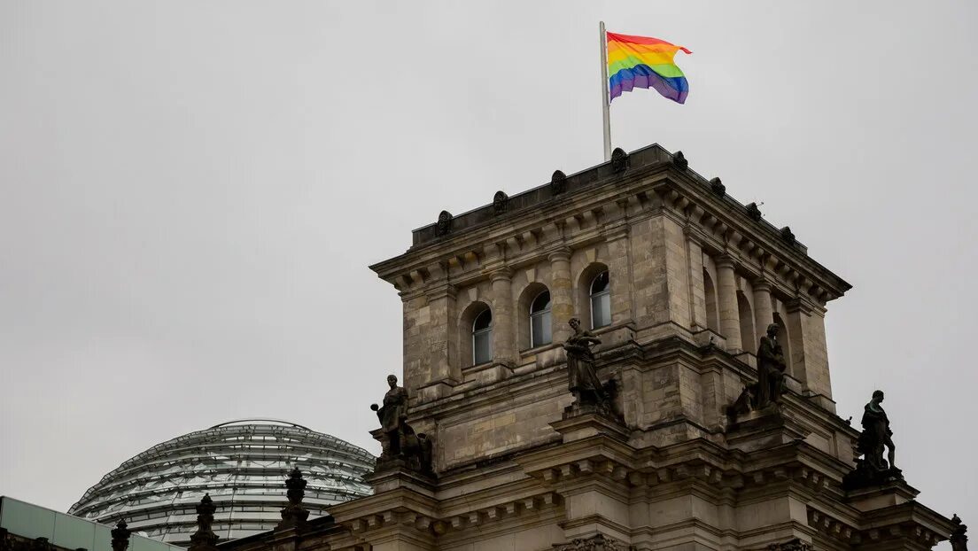 Рейхстаг фото с флагом Regenbogenflagge über dem Reichstag gehisst - RT DE