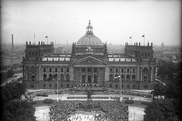 Рейхстаг фото ссср File:Bundesarchiv Bild 102-13744, Berlin, Reichstag, Verfassungsfeier.jpg - Wiki