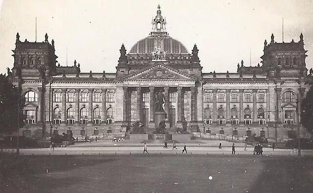 Рейхстаг здание 1945 фото Members of the 4th German Reichstag (Weimar Republic) - Wikipedia