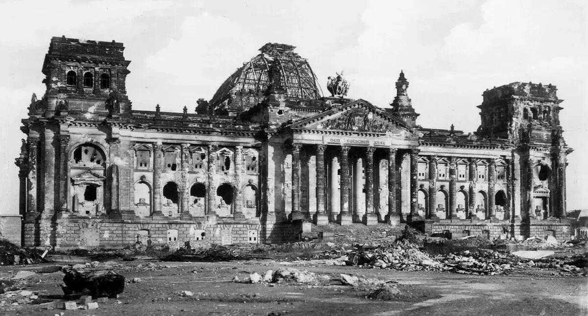 Рейхстаг здание 1945 фото Интересные факты о фотографии знамени над Рейхстагом Проект Б.О.Б Дзен