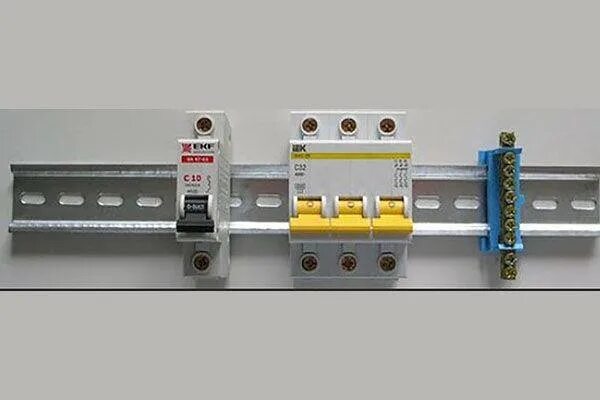 Рейка для подключения автоматов Регулируемая din рейка для шкафов шириной 800мм - фото
