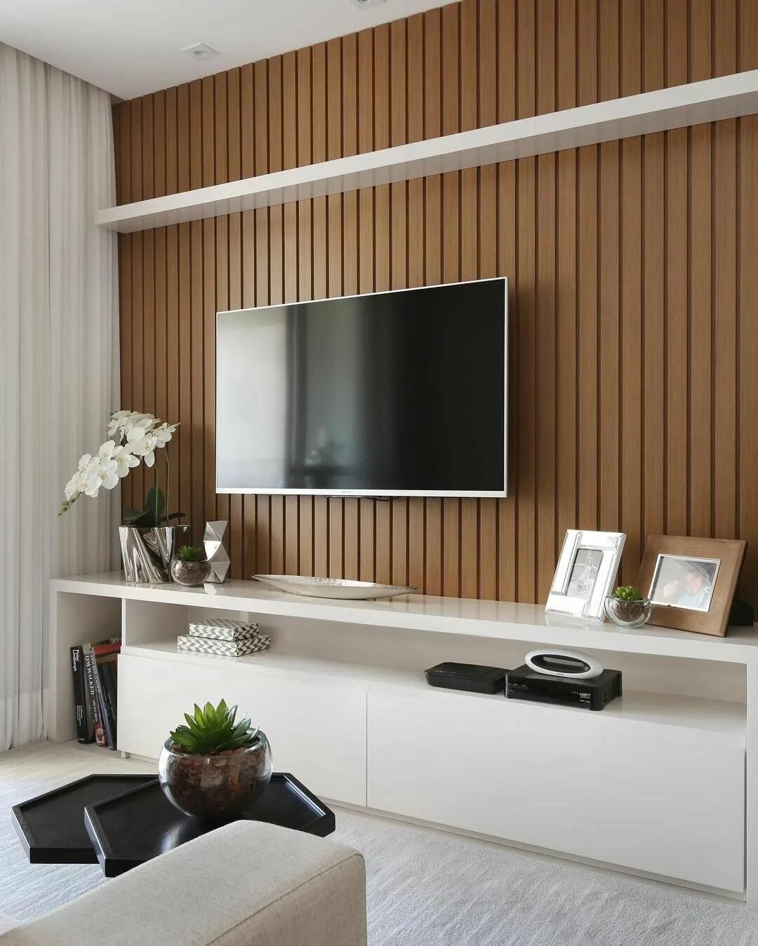 Рейка в интерьере гостиной с телевизором Pin on Home Theater Apartment living room, Living room tv stand, Living room tv