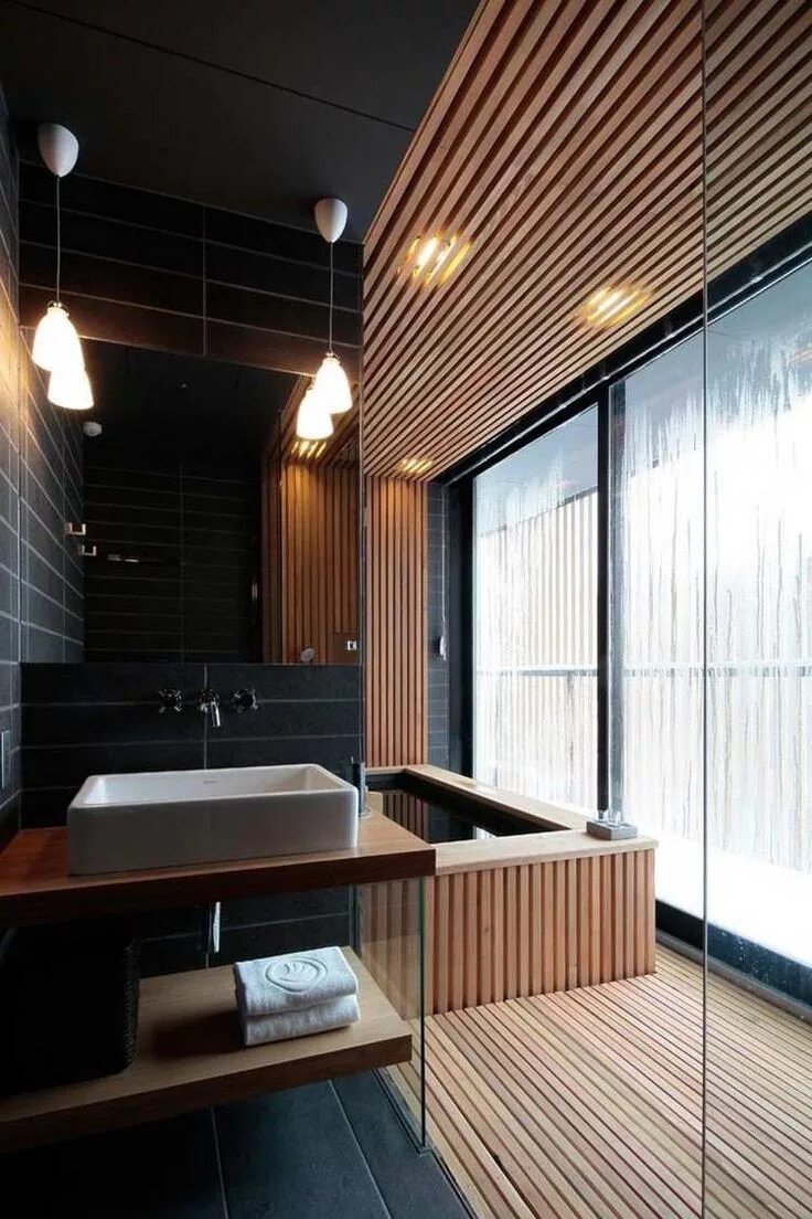 Рейка в интерьере ванной salle-bain-noir-bois-parement-plafond-bois-baignoire Modern bathroom design, Woo