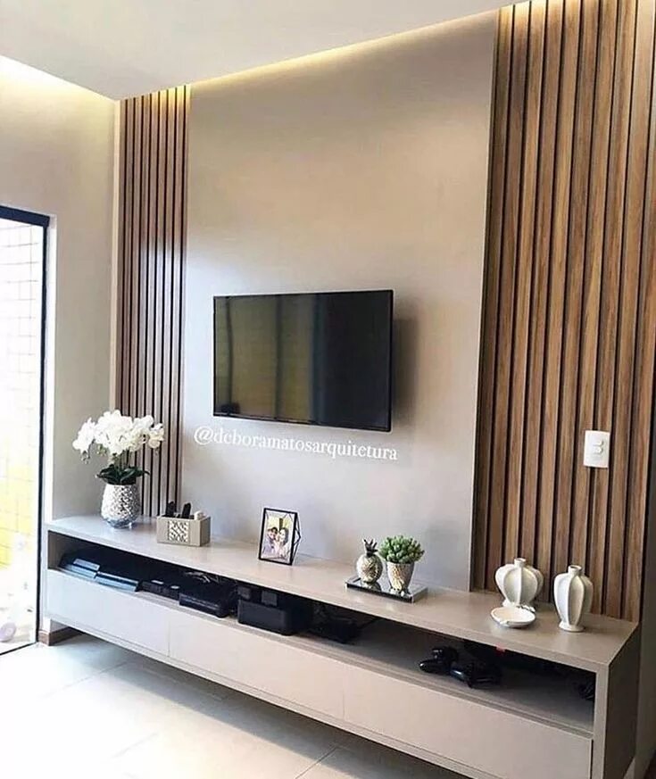 Рейки на стену под телевизор в интерьере A imagem pode conter: área interna Decoração sala de tv, Mdf fendi, Interiores