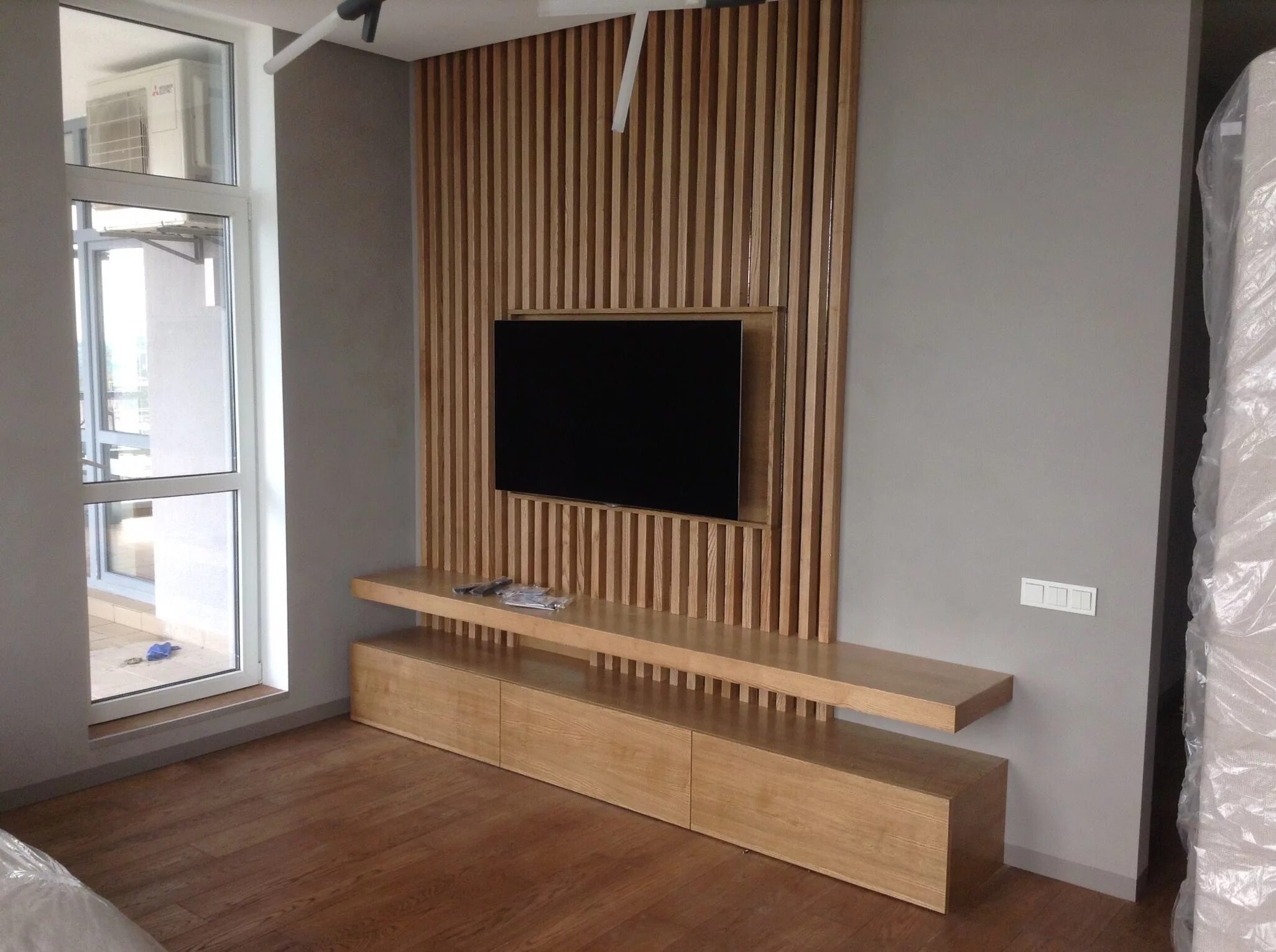 Рейки на стену с телевизором в интерьере Painel ripado Bedroom tv wall, Tv wall design, Wall paneling diy