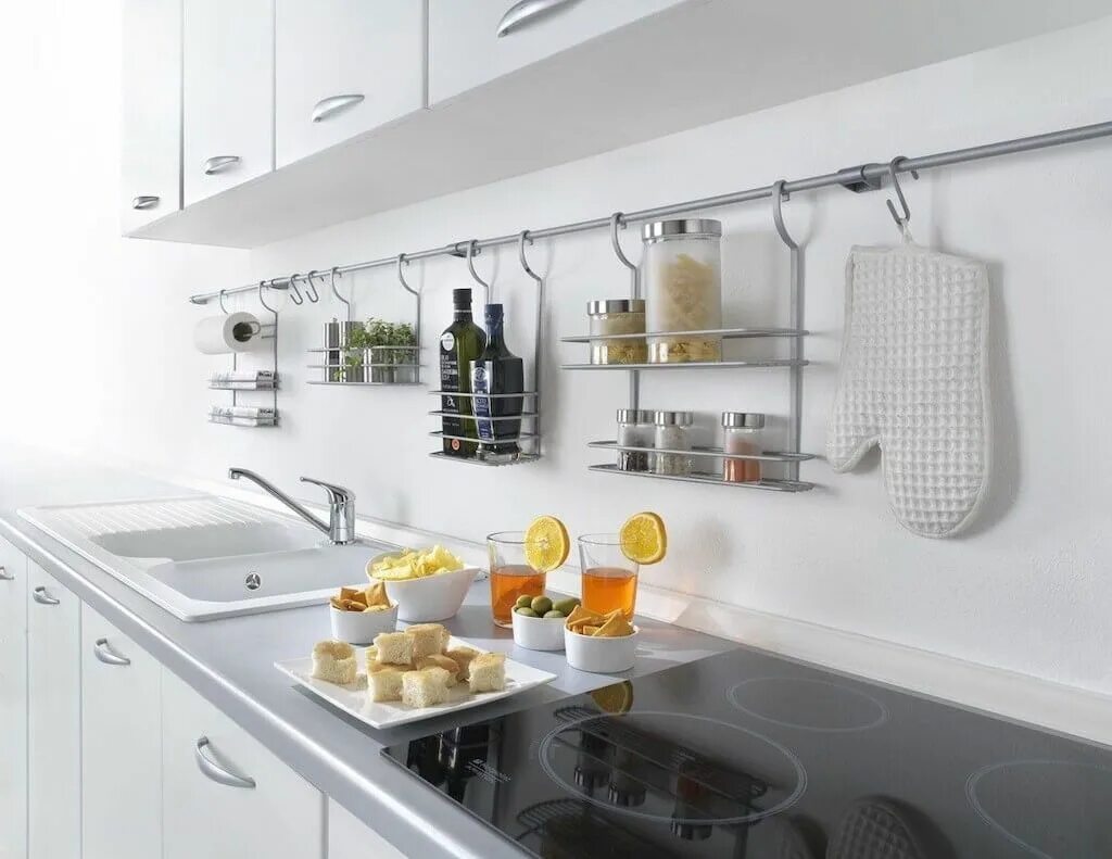 Рейлинги для кухни фото на кухонном гарнитуре Подвесные корзинки Kitchen rails, Kitchen redesign, Kitchen wall storage