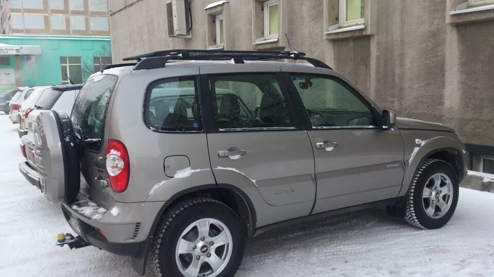 Рейлинги шевроле нива фото Багажник на штатные рейлинги Шевика - Chevrolet Niva, 1,7 л, 2012 года тюнинг DR