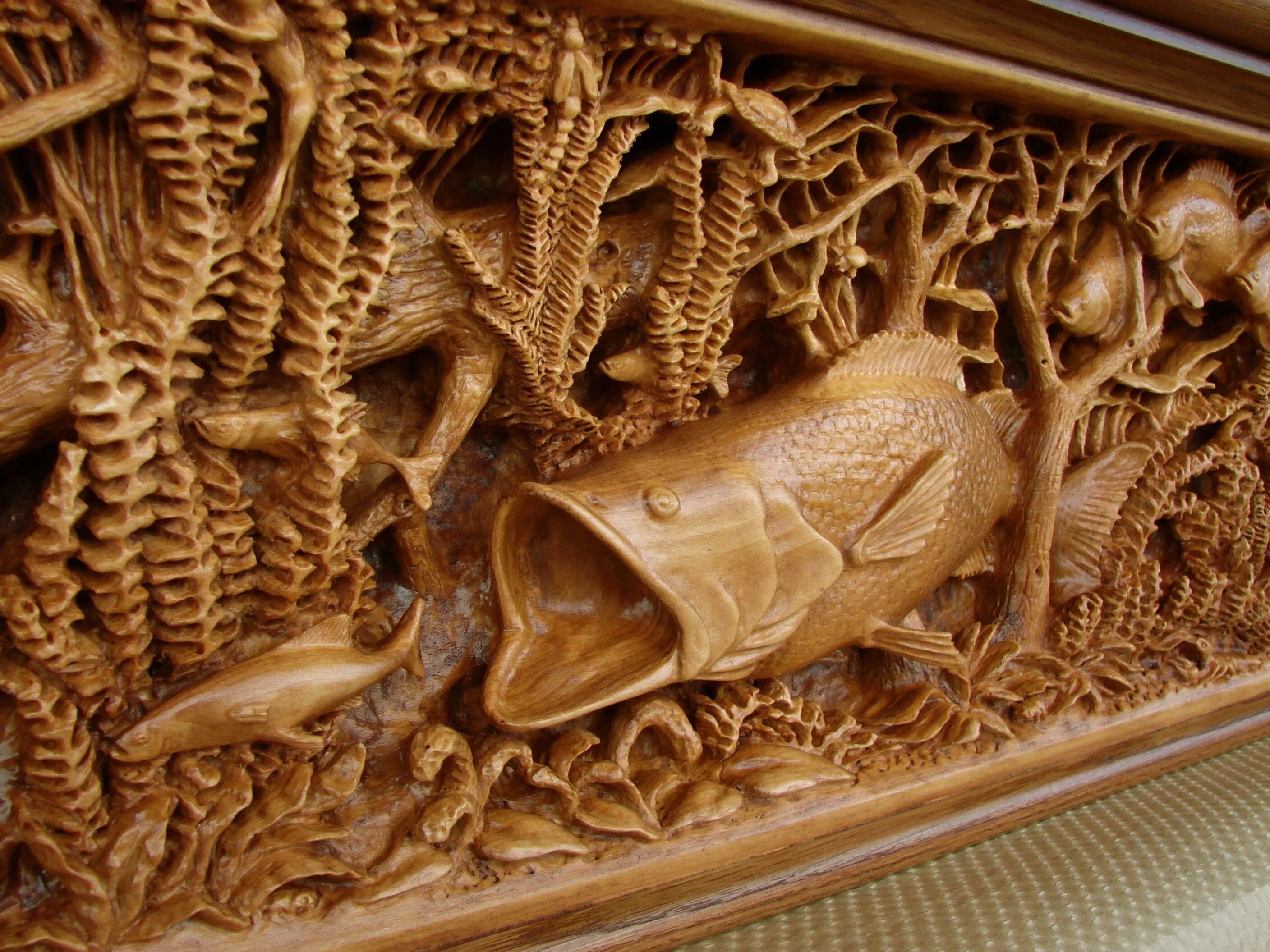 Резьба по дереву фото custom woodcarving - carved fireplace mantels Fish wood carving, Wood carving ar