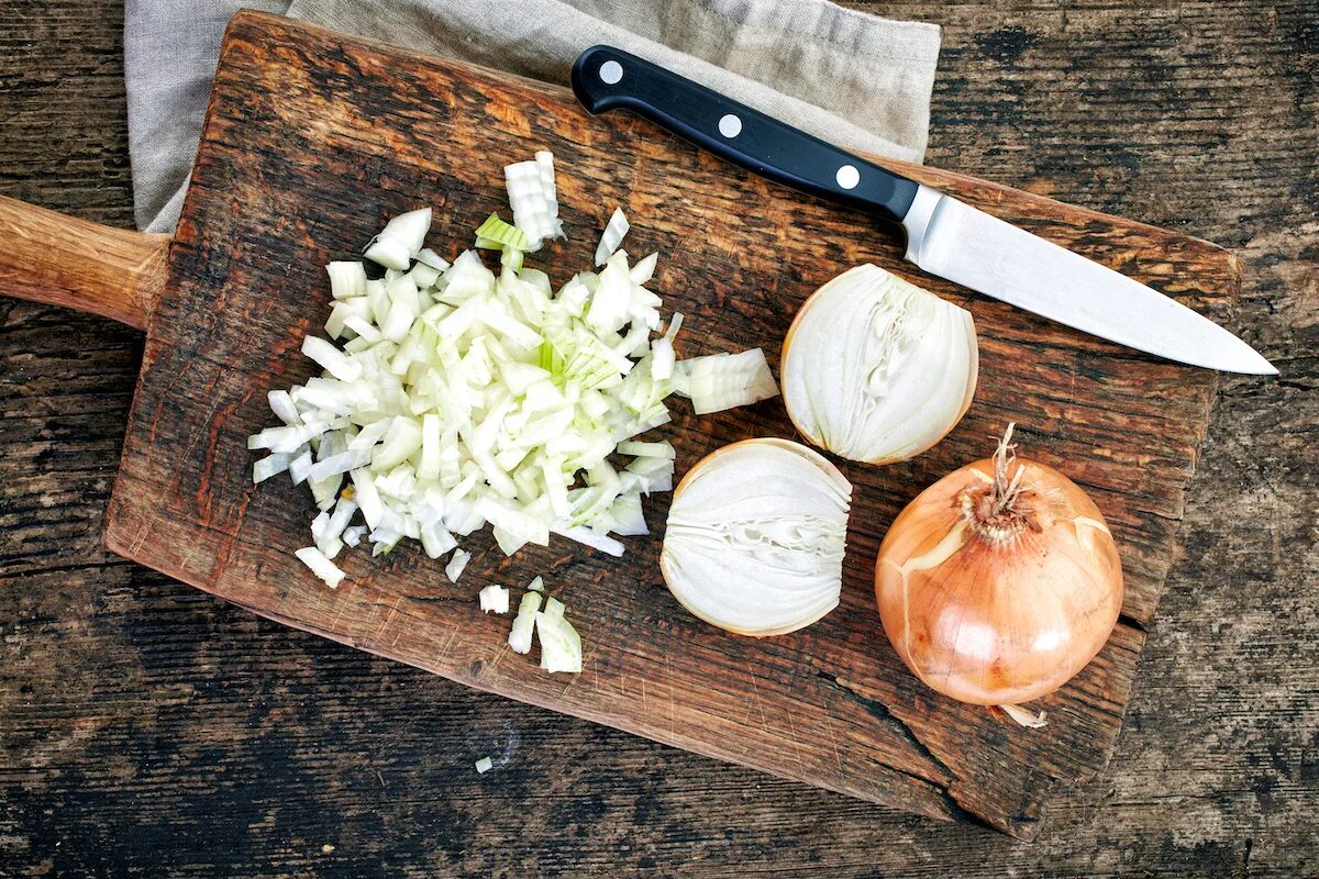 Режут лук фото How to Chop Onions: 7 Onion Cuts and Their Uses - 2024 - MasterClass