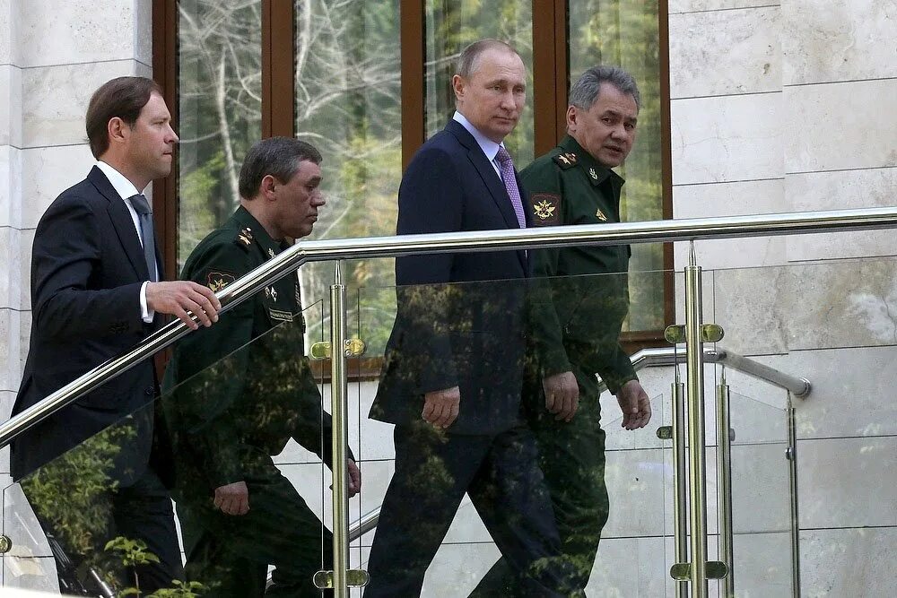 Резиденция путина в сочи фото Владимир Путин осмотрел военную технику в резиденции Бочаров ручей - Российская 