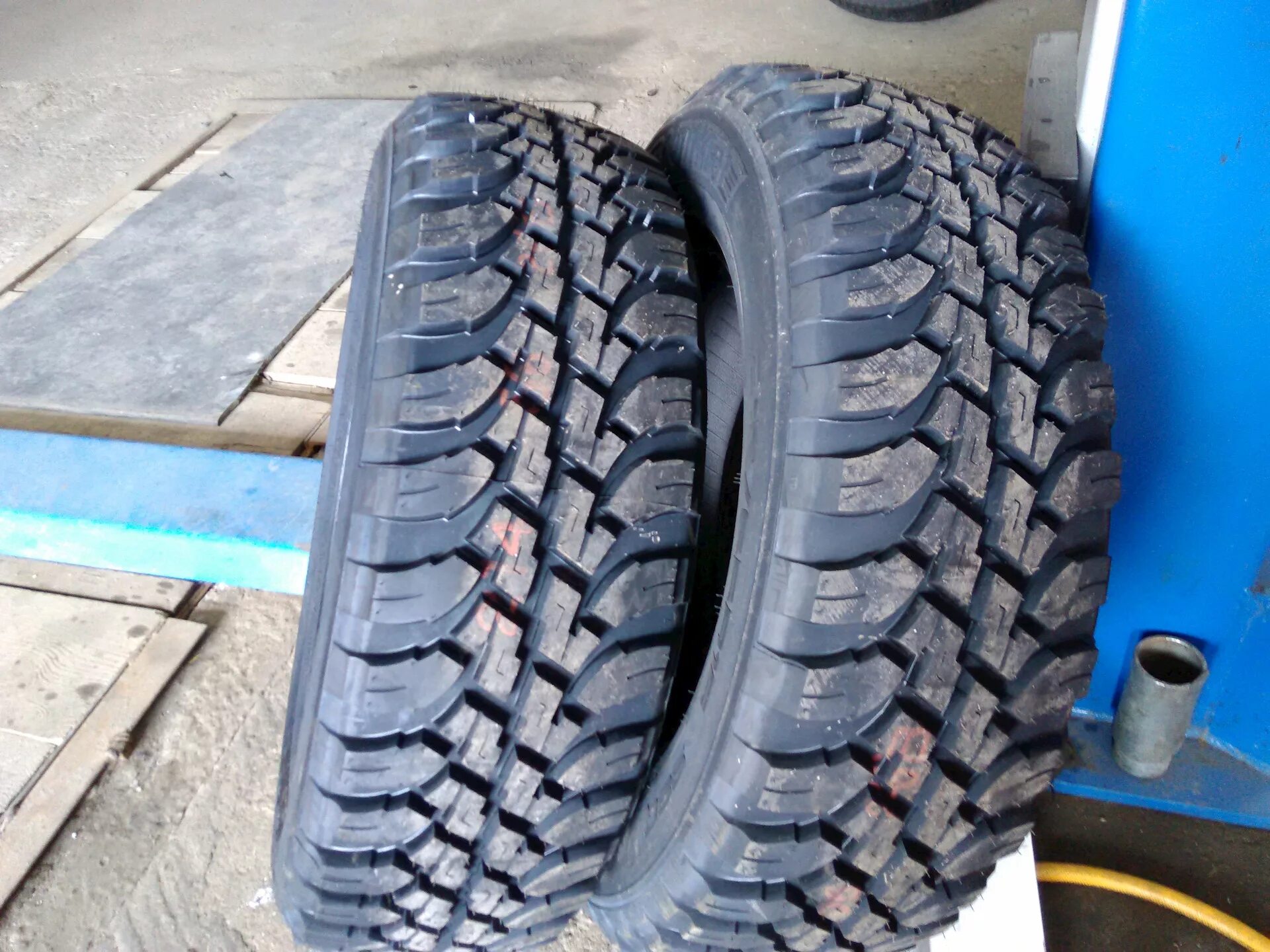 Резина 215 65 16 фото Contyre Expedition 215/65 r16 на штамповке - Lada 4x4 3D, 1,7 л, 2015 года шины 