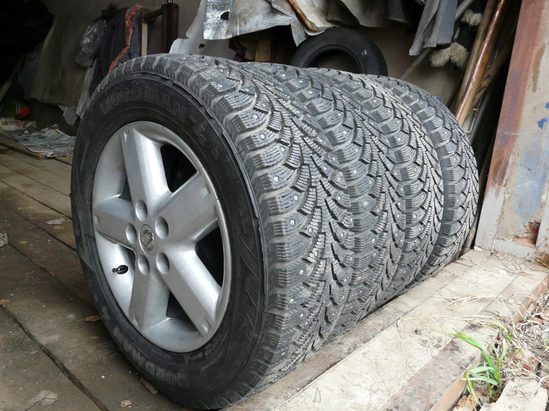 Резина 215 65 16 фото Лапти на зиму Nokian Nordman 4 215/65 R16 - Nissan X-Trail I (t30), 2 л, 2003 го