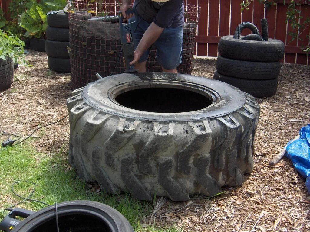 Резина своими руками в домашних Fish Pond From Tractor (or Car) Tires Tractors, Tire pond, Ponds backyard