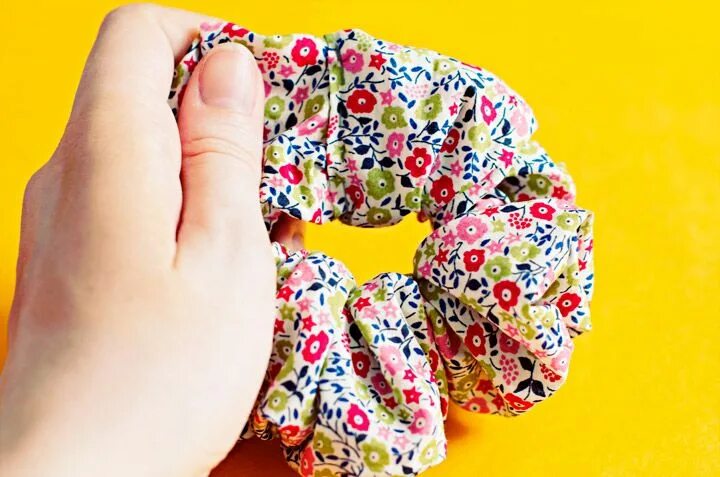 Резинка из ткани своими руками фото DIY 90's scrunchie Clones N Clowns by Aimee WoodClones N Clowns by Aimee Wood Di