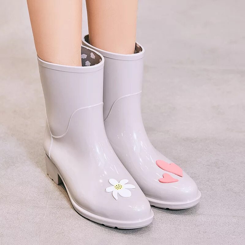 Резиновые ботинки 2024 модные женские фото Rouroliu Women Pointed Toe Floral Rain Boots Slip-on Mid-Calf Rainboots Waterpro