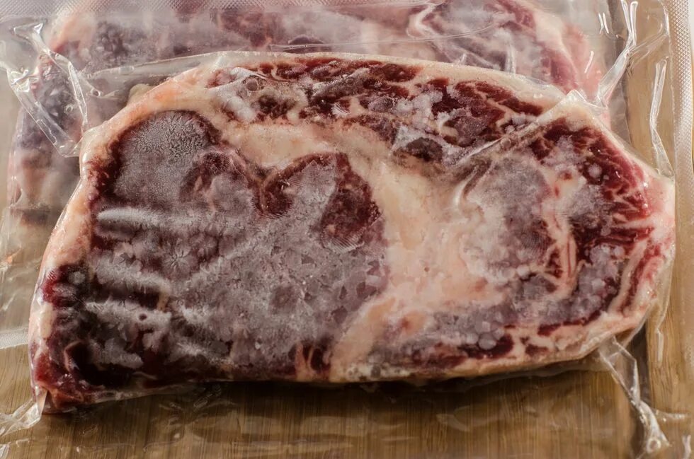 Резкий запах гнилого мяса фото Perché scongelare la carne nel microonde fa male?