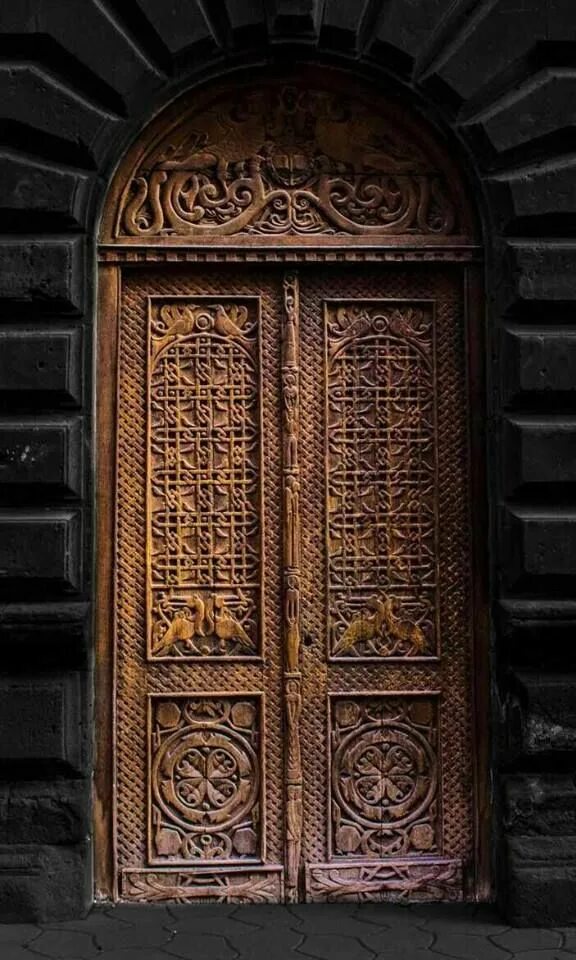 Резная дверь фото Pin by Gege Gege on Decorative doors Carved doors, Antique doors, Unique doors