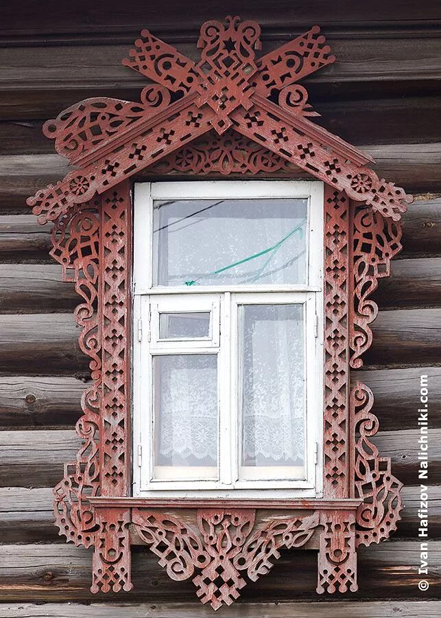 Резные окна фото Наличник выполненный в технике сквозной пропильной резьбы Деревянные двери, Окон