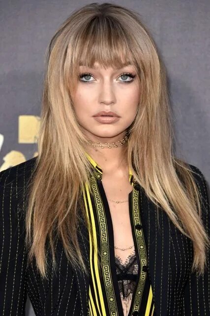 Рваная челка на длинные волосы фото The Truth Behind Gigi Hadid's Red Carpet Bangs Hairstyles with bangs, Long hair 