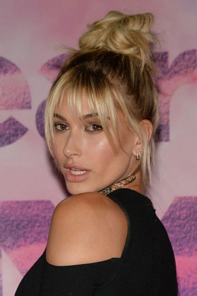 Рваная челка на тонкие волосы фото Estamos obcecadas pelo novo corte de cabelo da modelo Hailey Baldwin! Fringe ban