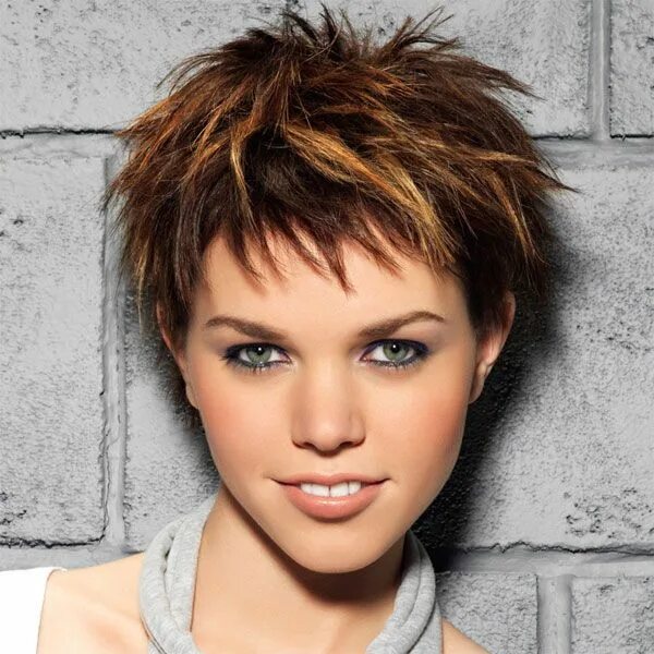 Рваная короткая до шеи стрижка женская coupe courte avec des mèches Short choppy haircuts, Short spiky hairstyles, Chop