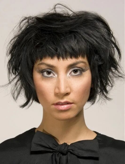 Рваная короткая стрижка женская с челкой Choppy bob with fringe. Long bob haircuts, Short haircut styles, Short bob hairs