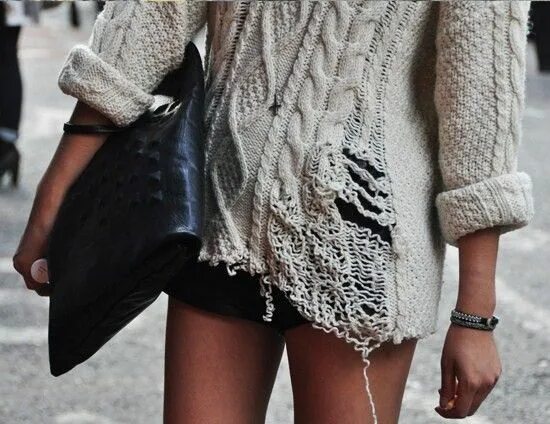 Рваная мода фото #Streetstyleinspiration - Chunky Knit Fashion, Ripped sweater, Diy fashion