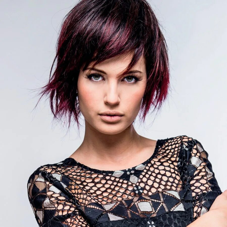 Рваная стрижка с челкой косой короткой Seductive hairstyles with elements of the shag and the bob