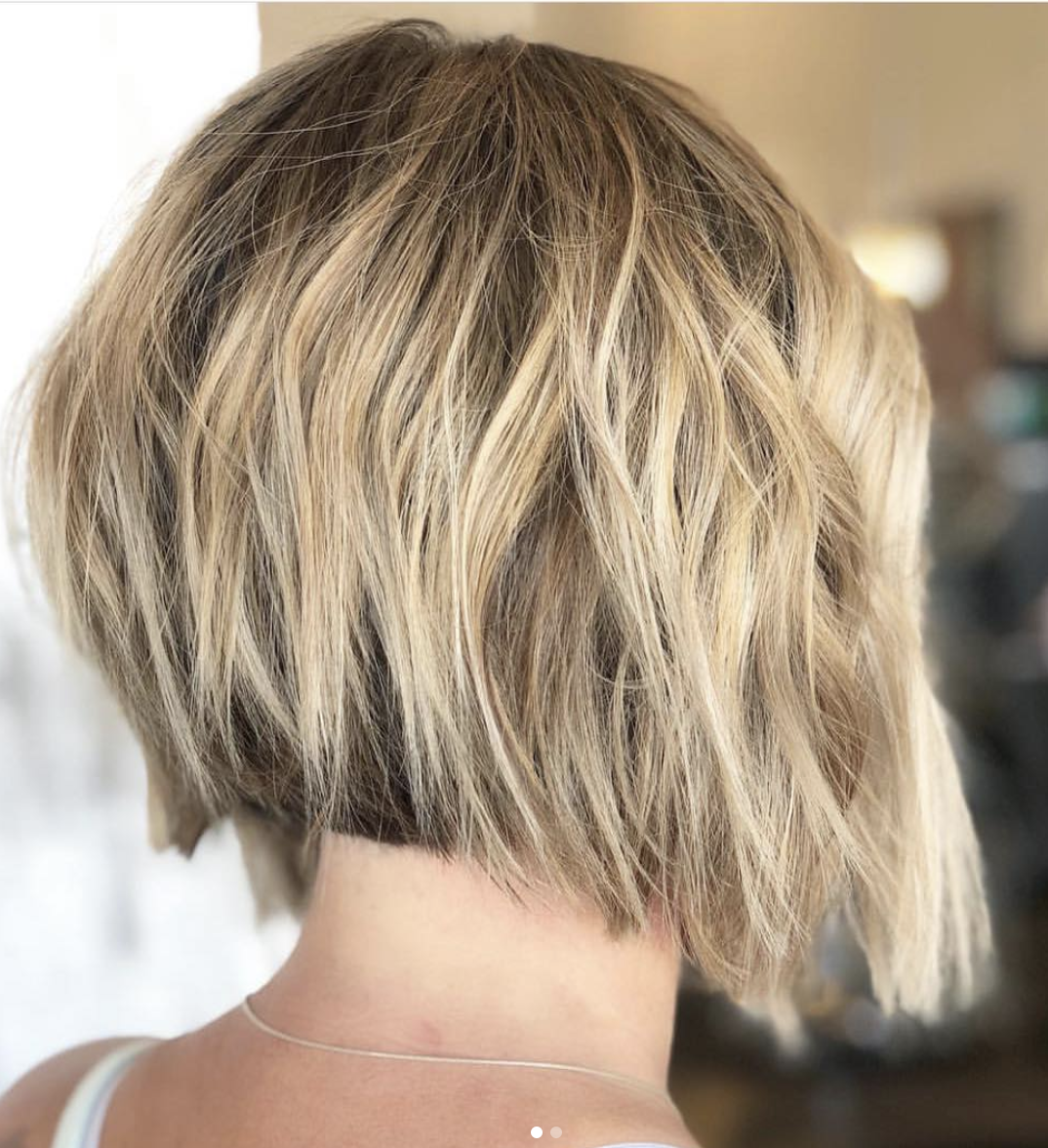 Рваное каре фото сзади и спереди Aline wavy bob 2019 Angled bob hairstyles, Short angled bobs, Bob hairstyles