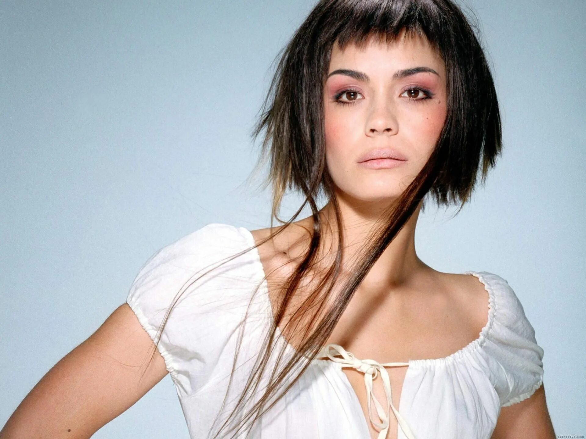 Рваные челки на короткие волосы фото Shannyn Sossamon Shannyn sossamon, Wallpaper, Cool hairstyles