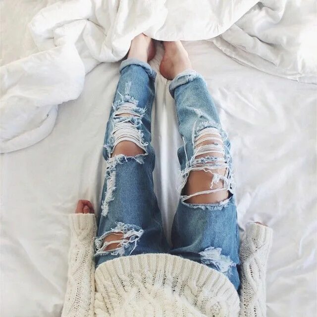 Рваные джинсы девушки фото DE BY US on Instagram: "Coziness with my new jeans from @boohooofficial #desires