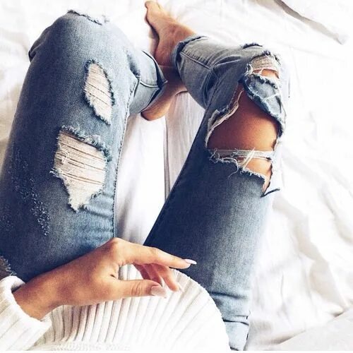 Рваные джинсы девушки фото Pin on Ripped Denim Fashion, Ripped denim, Comfy denim