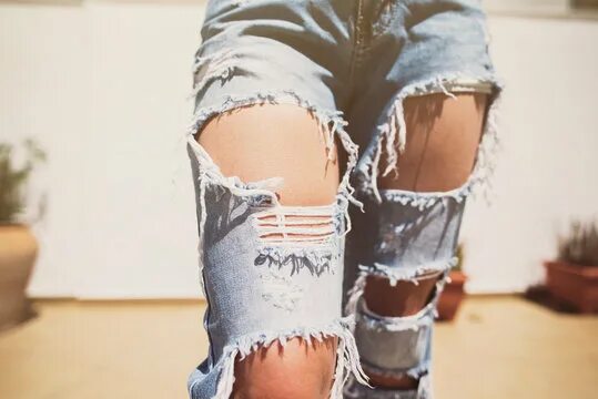 Рваные джинсы ужас моды фото "Torn Jeans" Изображения: просматривайте стоковые фотографии, векторные изображе