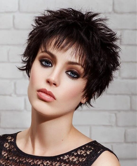 Рваные стрижки на короткие волосы для женщин Christine Margossian - Short Black straight hair styles (25163) Coupe de cheveux