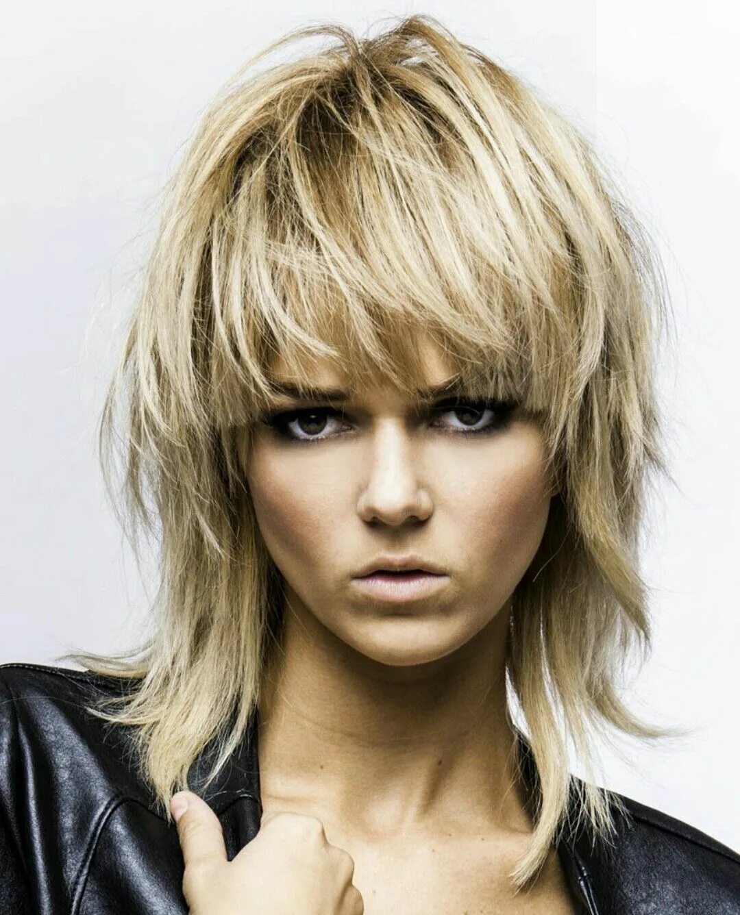 Рваные стрижки на среднюю длину волос Pin on Hair Rocker hair, Long shag haircut, Hairstyles for thin hair