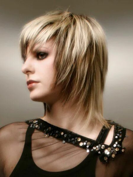 Рваный каскад на короткие волосы фото blonde hair with a tapered cutting line Medium hair cuts, Medium length choppy l